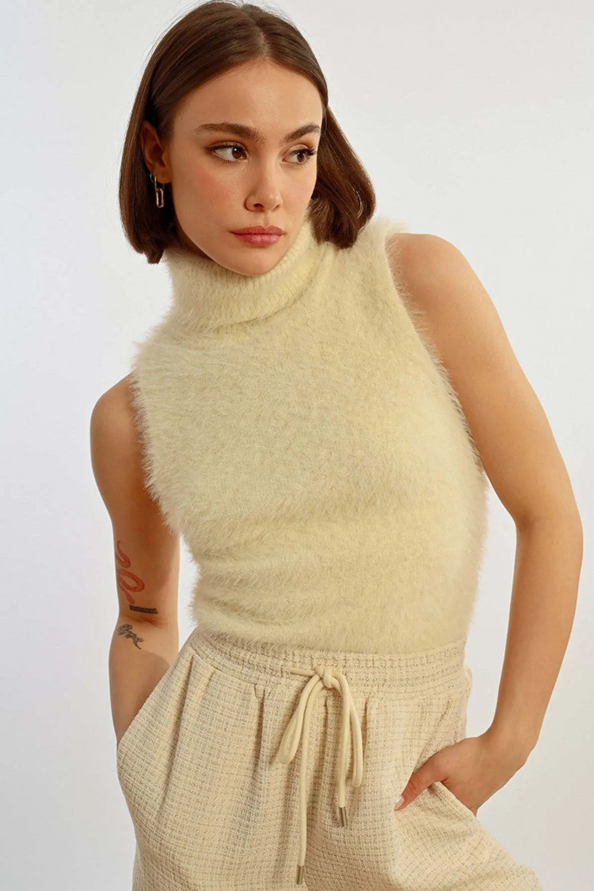 Faux Fur Sleeveless Turtleneck