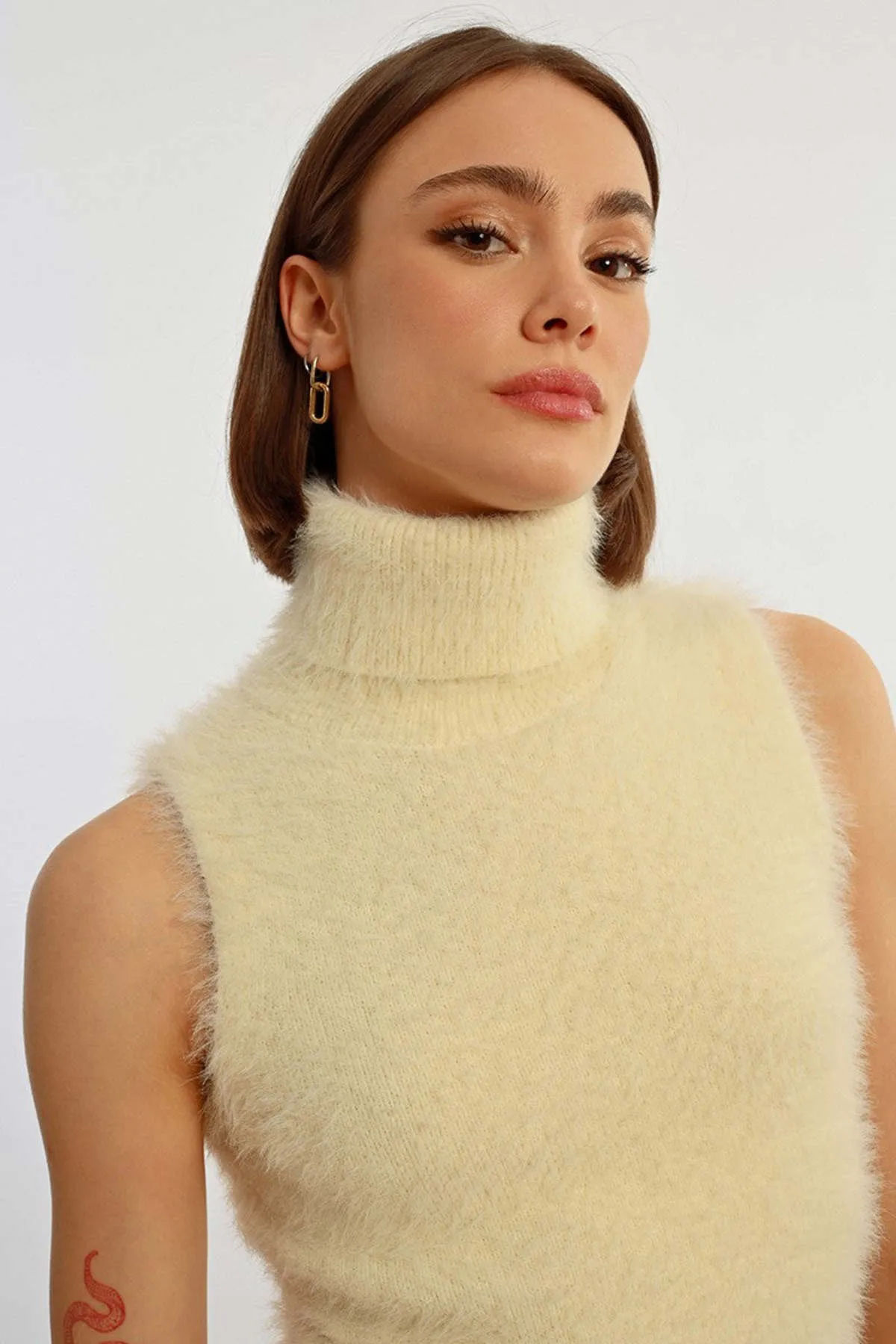 Faux Fur Sleeveless Turtleneck