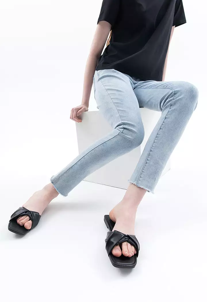 Strappy Flat Sandals - Twisted Single Band