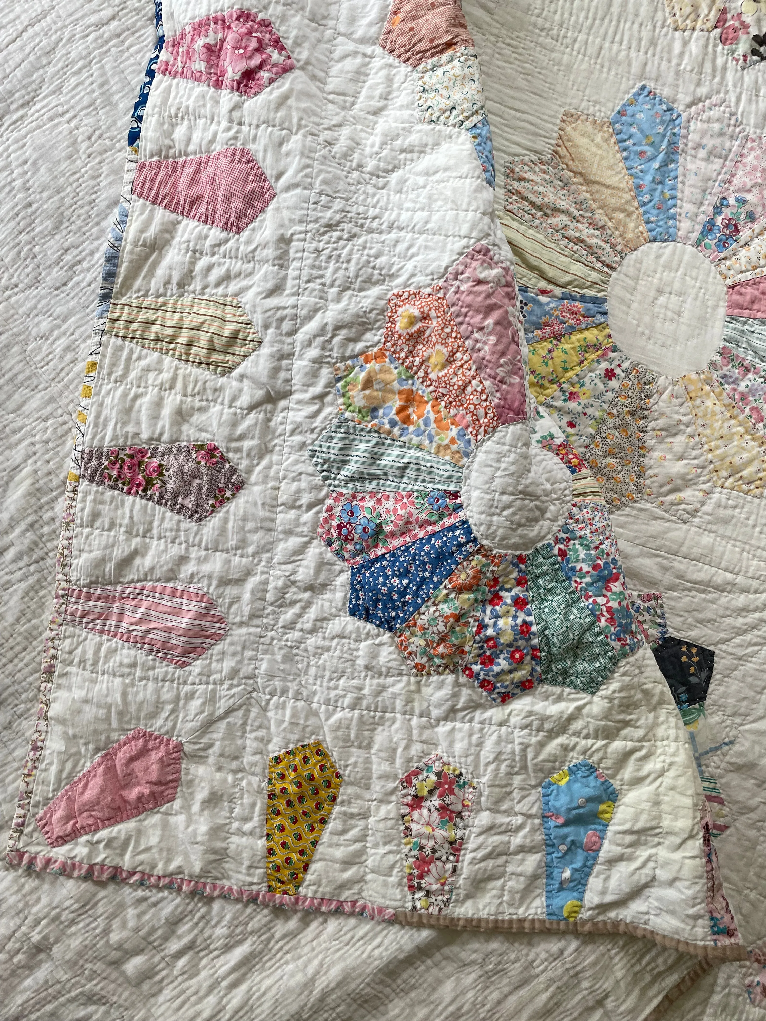 Classic 1940s Dresden Plate Vintage Quilt