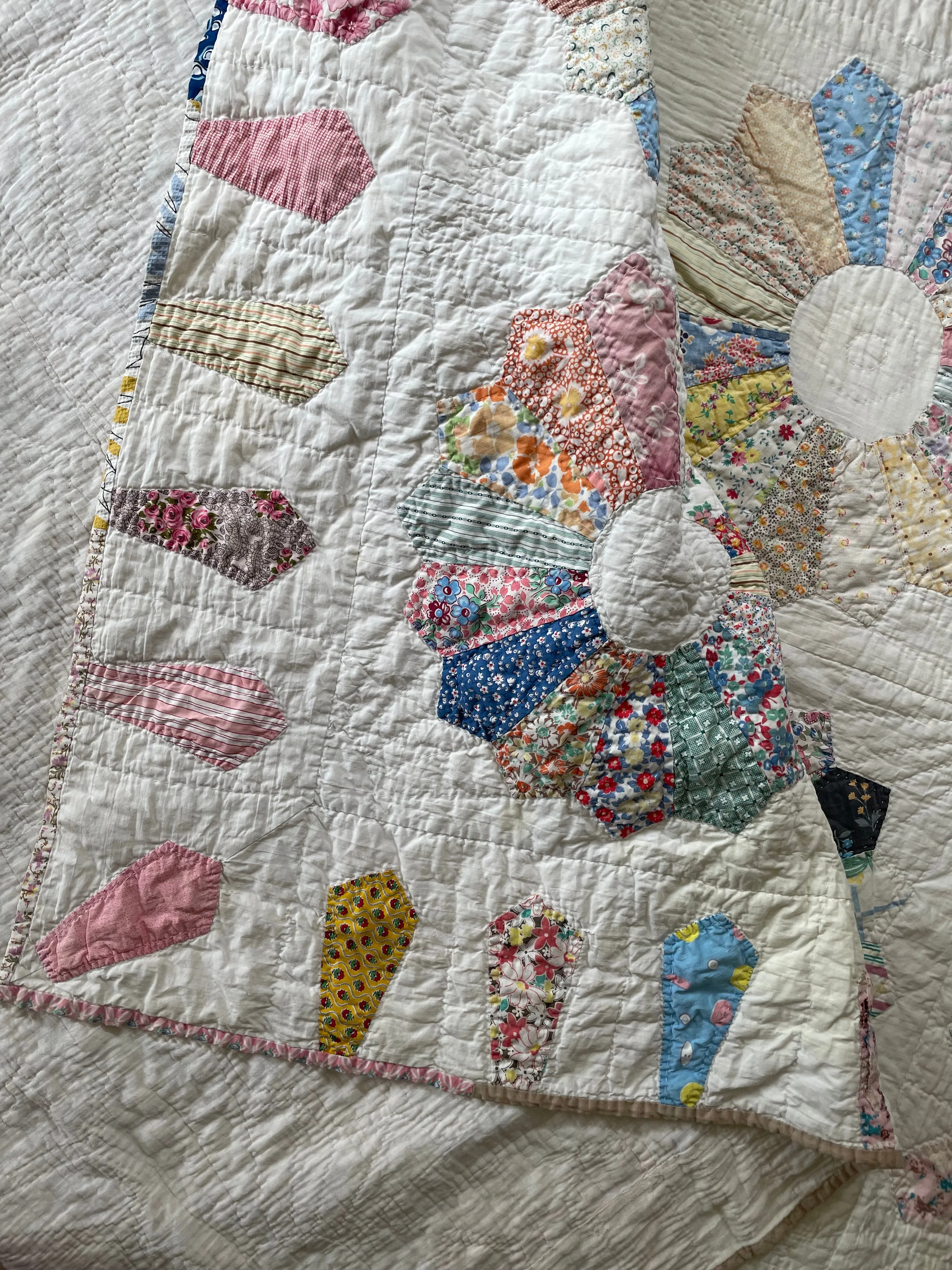 Classic 1940s Dresden Plate Vintage Quilt