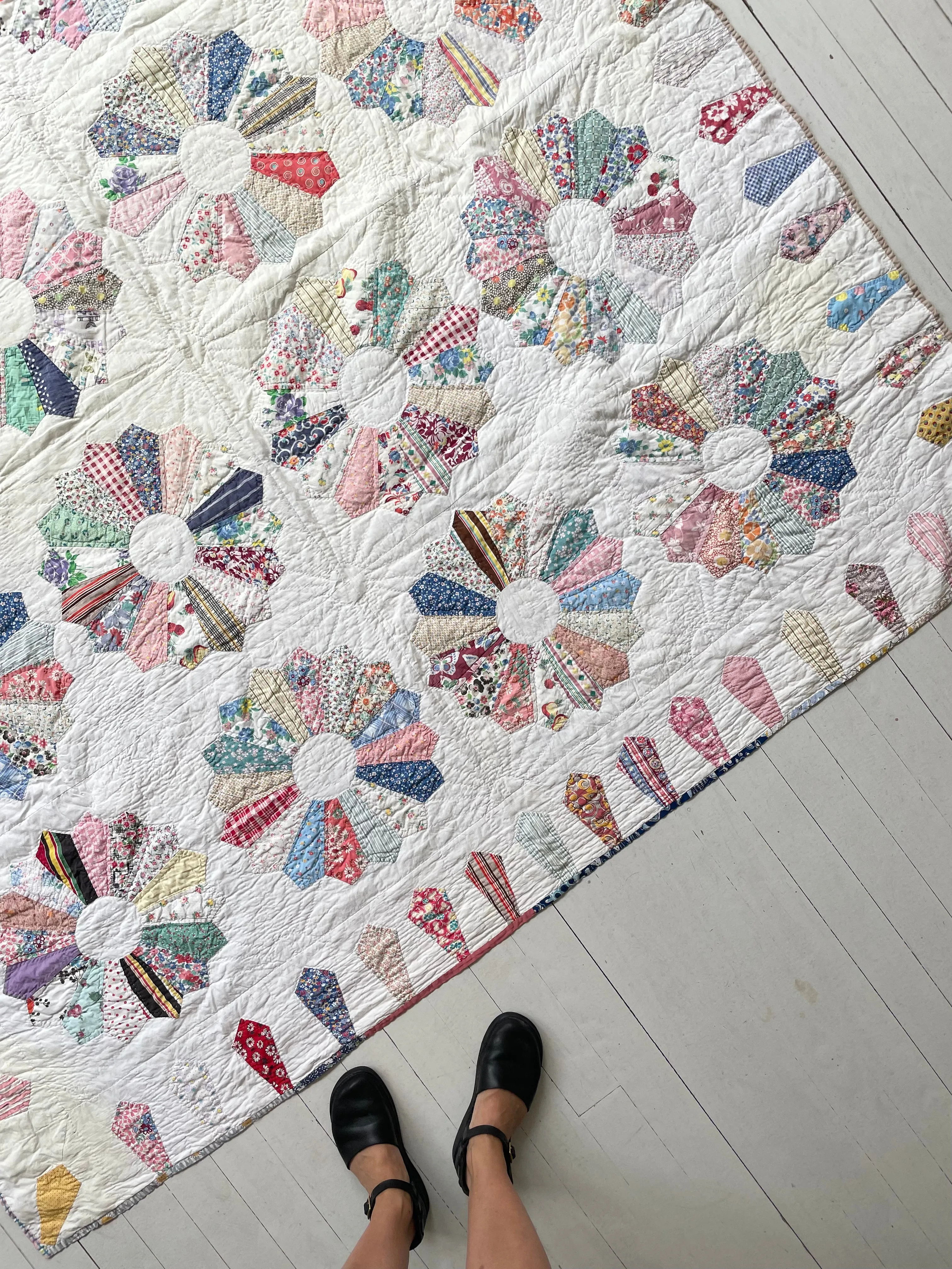 Classic 1940s Dresden Plate Vintage Quilt