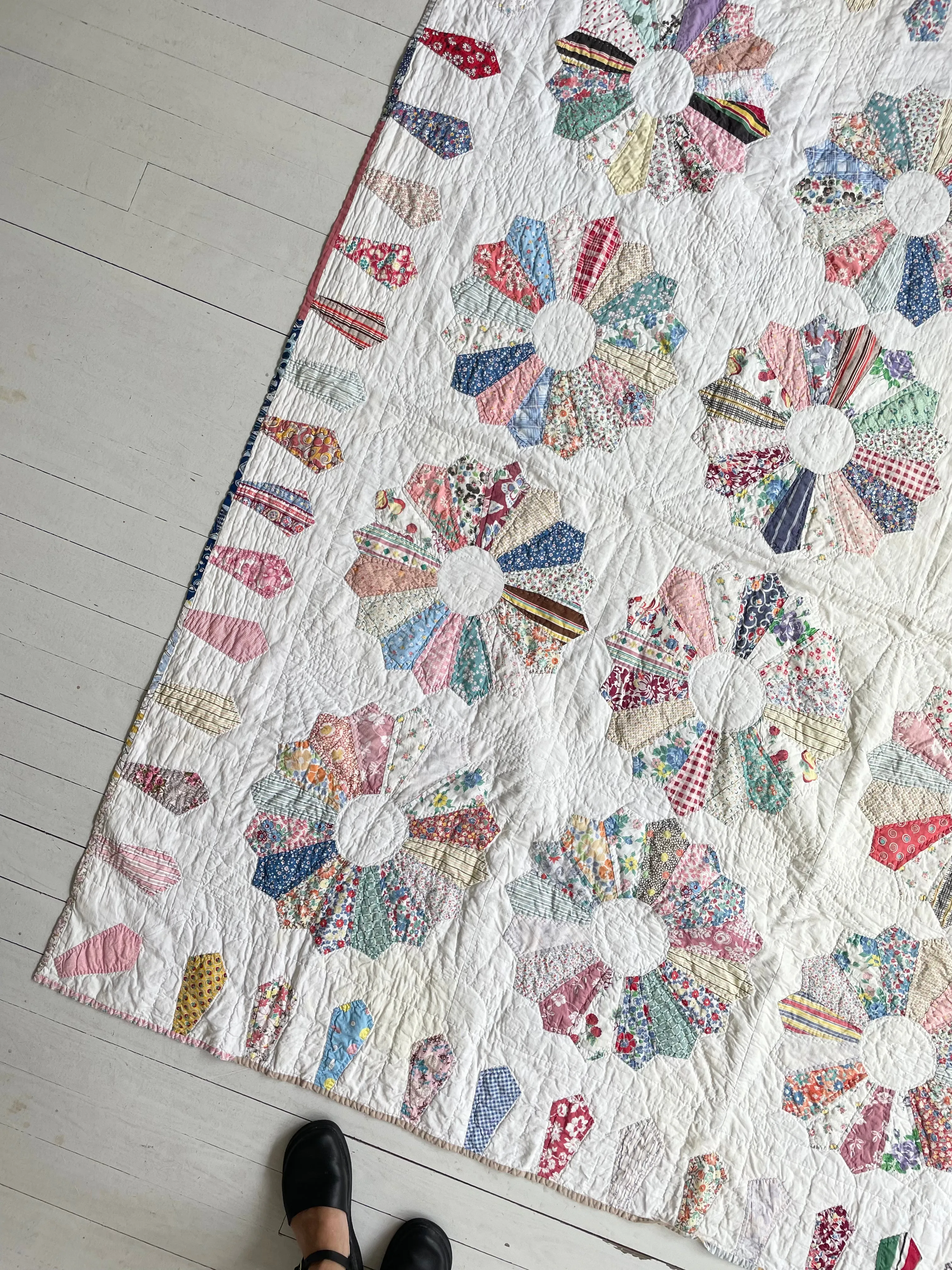 Classic 1940s Dresden Plate Vintage Quilt