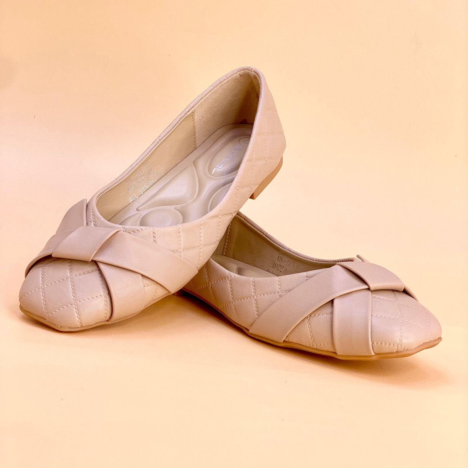 Women's flat shoes - W244